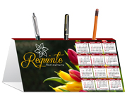 Calendário De Mesa Porta Canetas Horizontal Couche Verniz Uv Frente Tam – 27X19,6 – 250G I 4X0 3000 Un